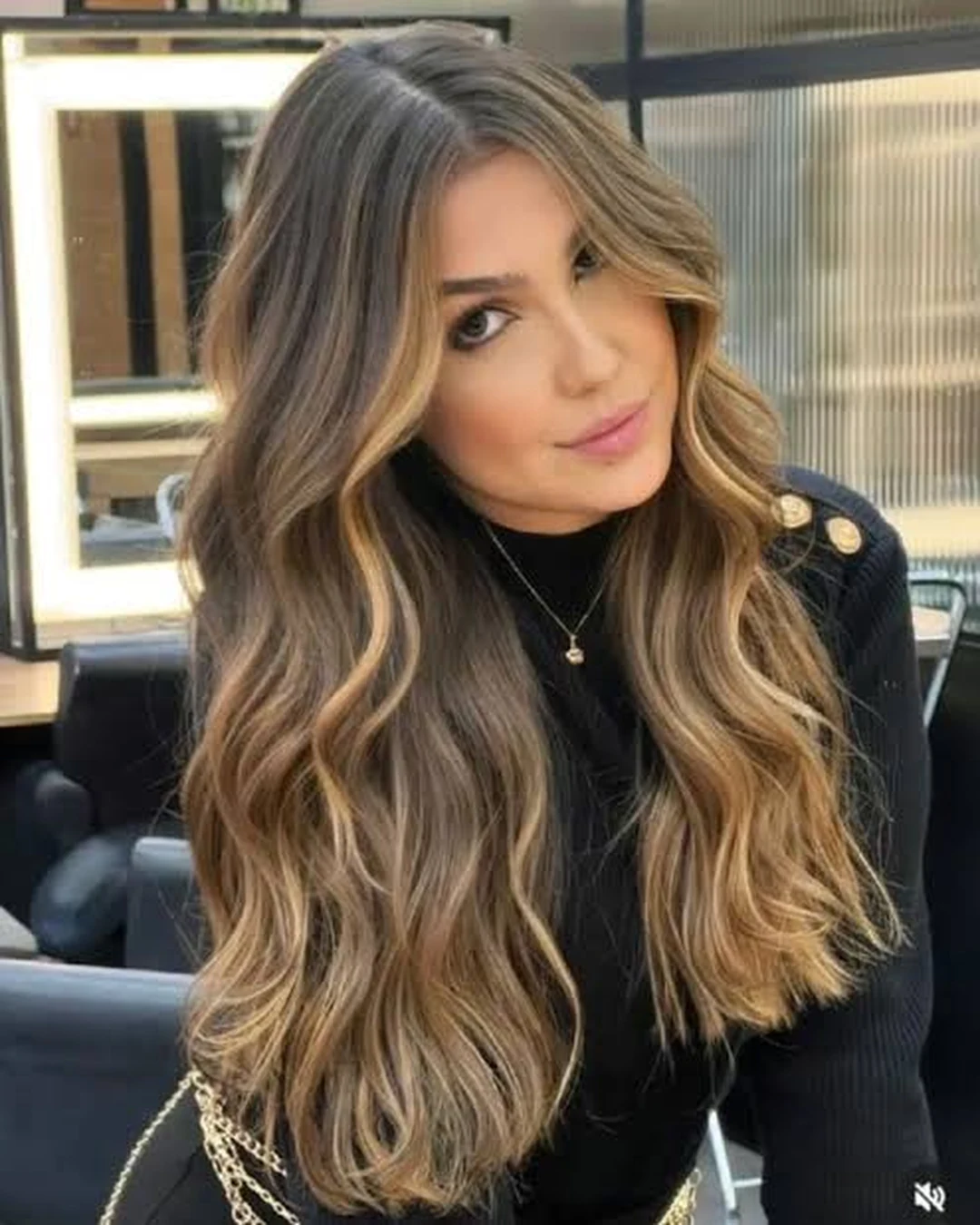 Cabelo longo com efeito morena iluminada