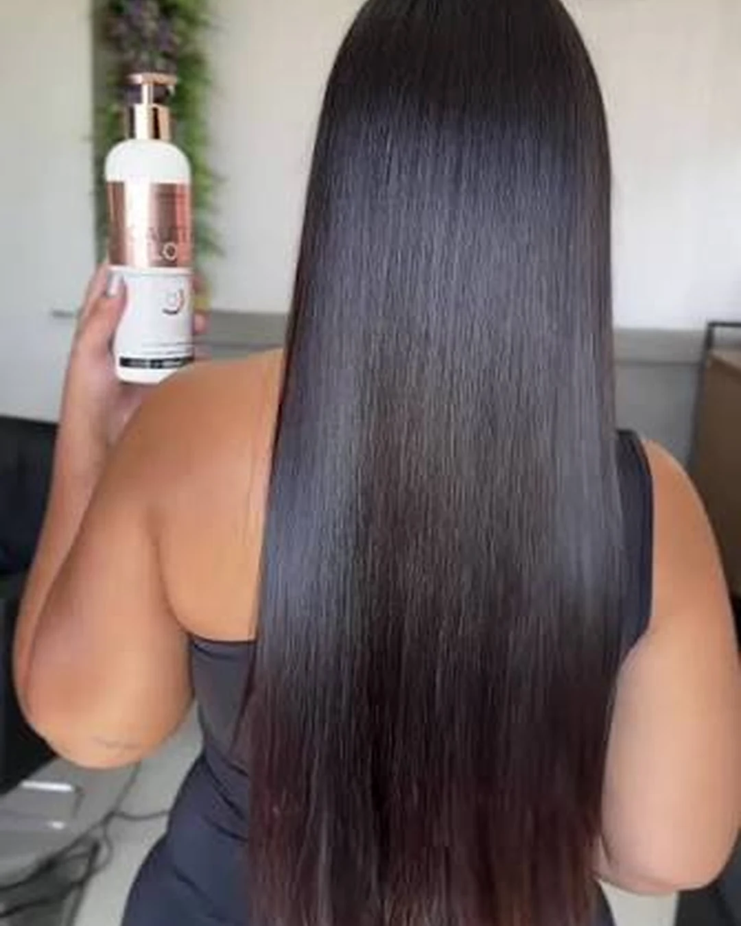 Cabelo longo, escuro, alinhado e com brilho