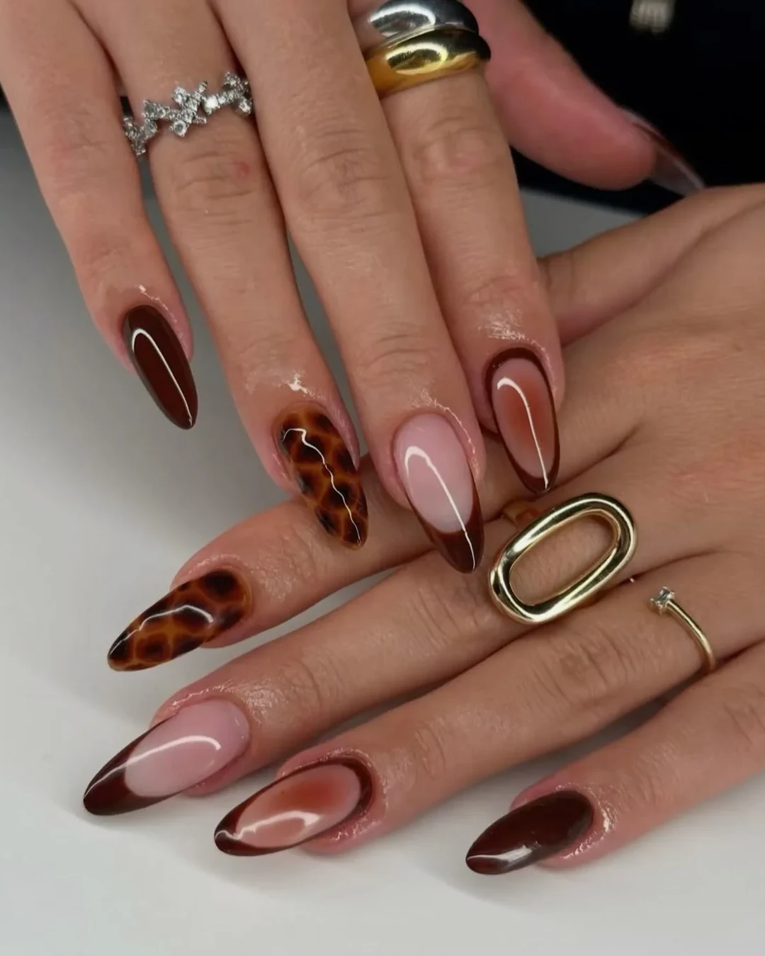 Unhas longas em tons de marrom e nude